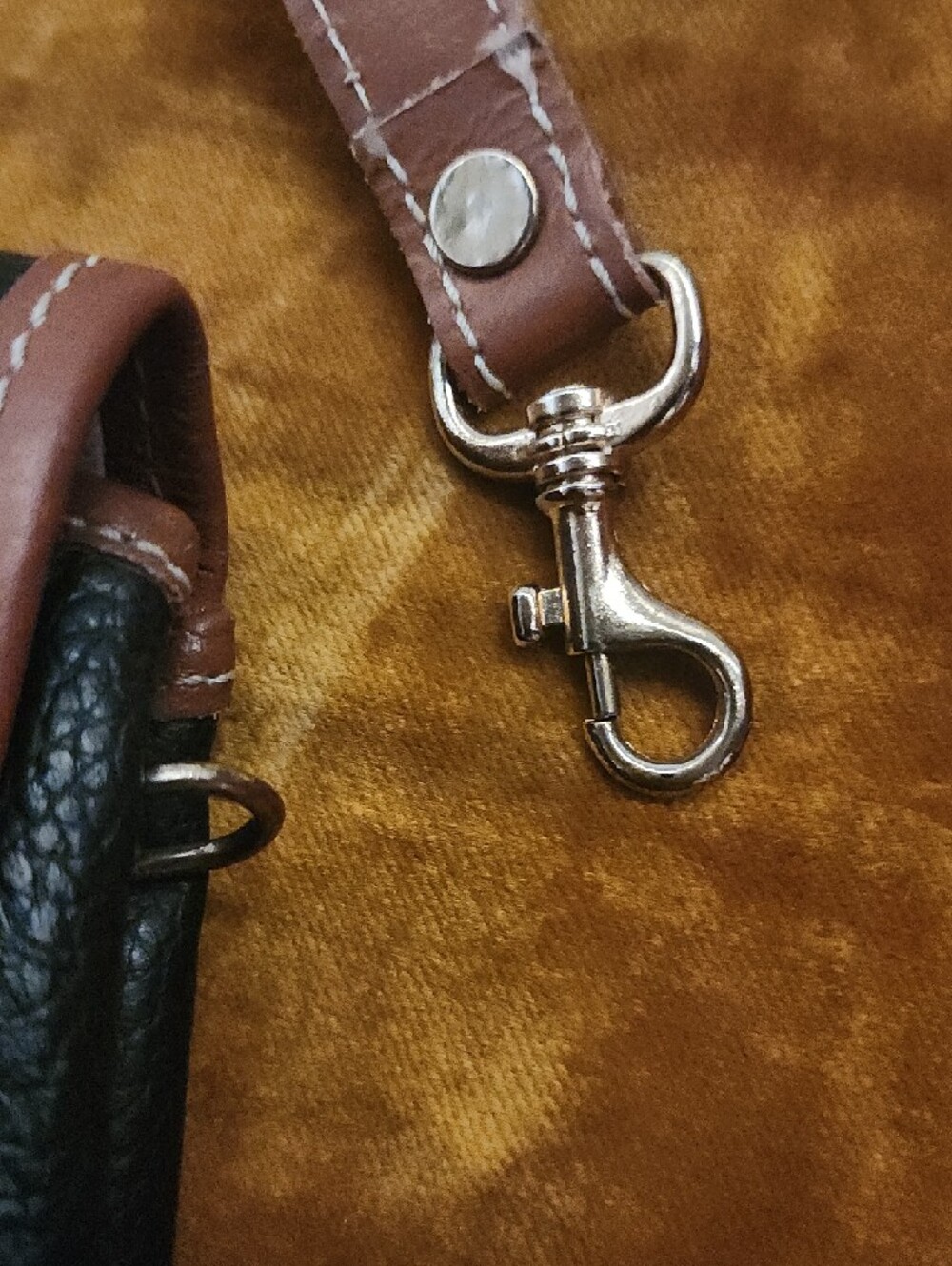 🤩SALE🤩 Vintage Black and Tan Dooney & Bourke Leather Satchel W/ Medallion - Picture 4 of 15